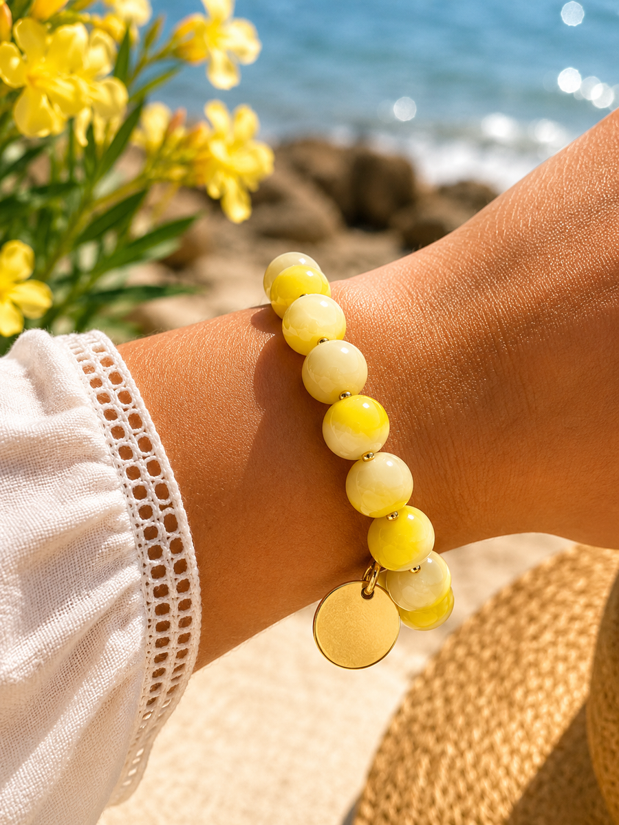 Bracelet perles jaunes médaillon doré – Élégance solaire de l’été