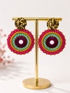 Boucles d’oreilles bohèmes perlées rose fuchsia et turquoise – diamètre 4 cm