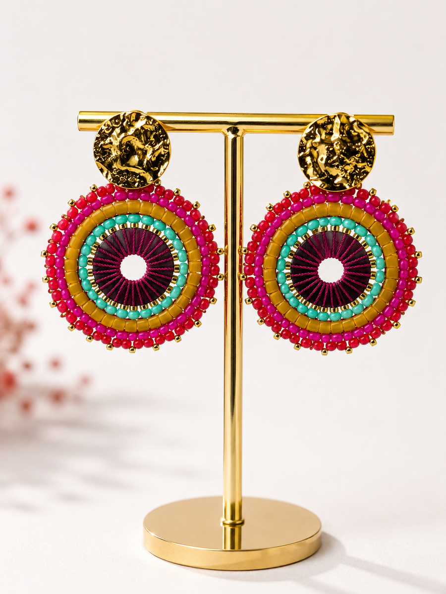 Boucles d’oreilles bohèmes perlées rose fuchsia et turquoise – diamètre 4 cm