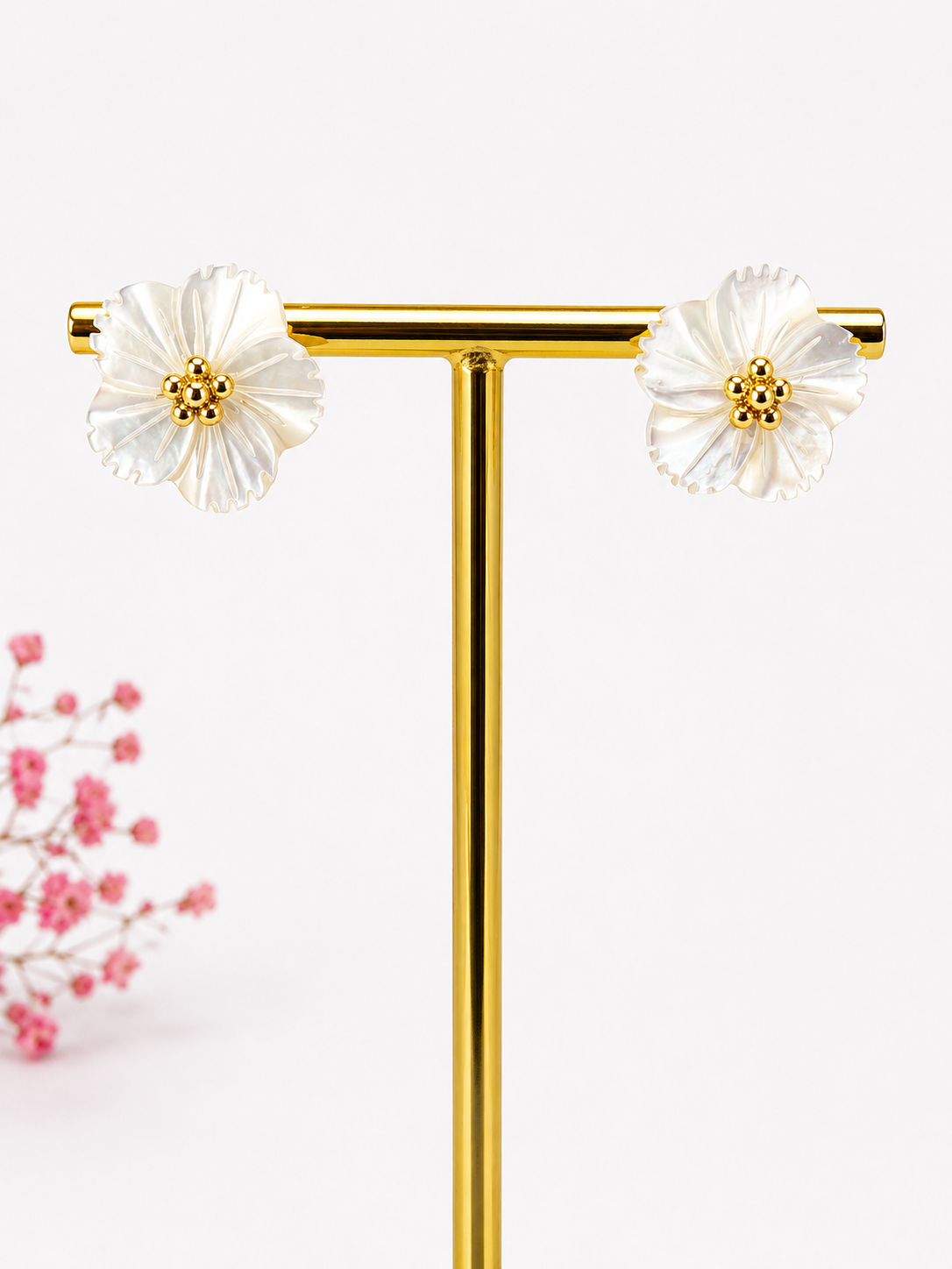 Boucles d’oreilles minimalistes en nacre – Fleur délicate 1,5 cm