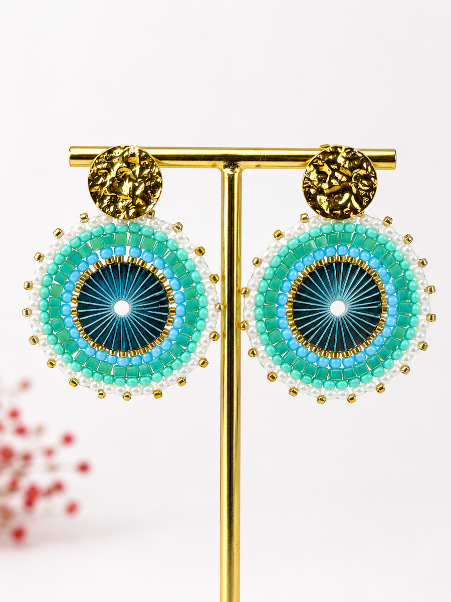 Boucles d’oreilles bohèmes perlées turquoise & blanc – diamètre 4 cm