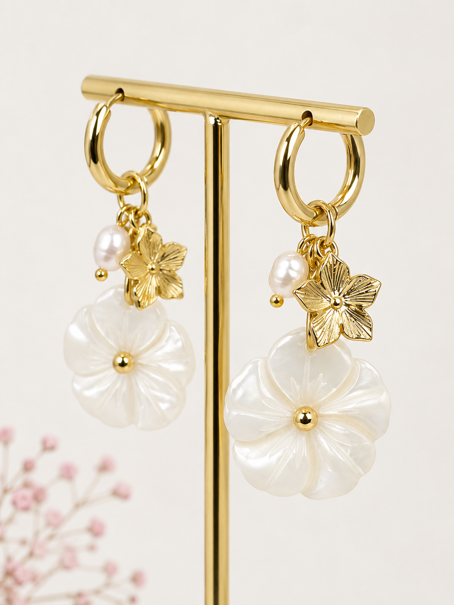 Boucles d’oreilles fleurs nacrées et perles – Acier inoxydable doré