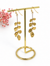 Boucles d’oreilles pendantes feuilles martelées dorées – 6,5 cm