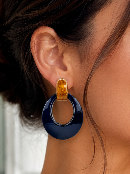 Boucles d'oreilles pendantes Ovales en Résine bleu foncé.