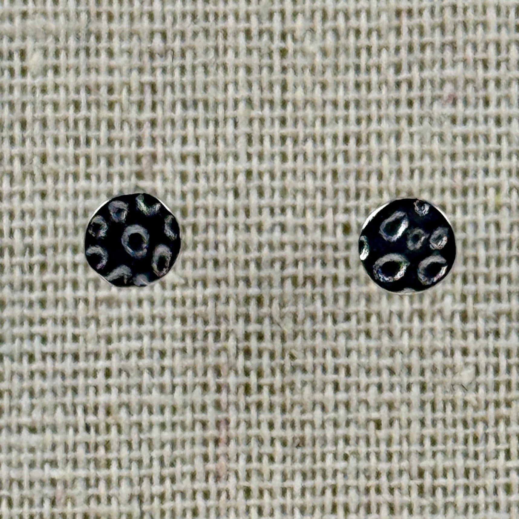 Gehämmerte runde Ohrstecker – Vergoldeter oder versilberter Edelstahl | Minimalistisch & hypoallergen.