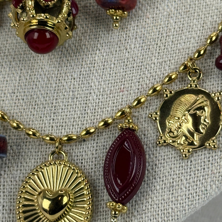 Gouden roestvrijstalen ketting met meerdere bedels – Rode en gouden bedels, barokstijl.