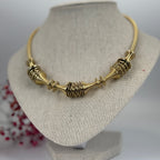 Vergoldetes, starres Collier im Tordier-Design aus Edelstahl – Moderner und skulpturaler Stil.