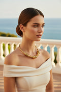 Collier rigide doré design en acier inoxydable torsadé – Style moderne et sculptural.