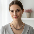 Starre, silberfarbene Halskette im Design aus gedrehtem Edelstahl – Verstellbar und modern.
