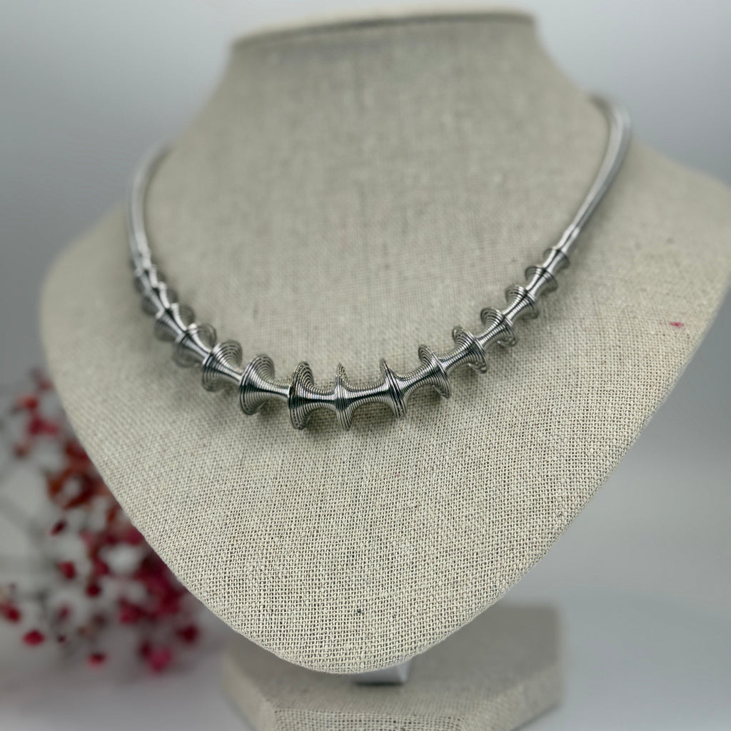 Starre, silberfarbene Halskette im Design aus gedrehtem Edelstahl – Verstellbar und modern.