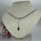Starre, silberfarbene Halskette im Design aus gedrehtem Edelstahl – Verstellbar und modern.
