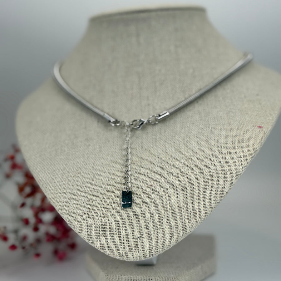 Starre, silberfarbene Halskette im Design aus gedrehtem Edelstahl – Verstellbar und modern.