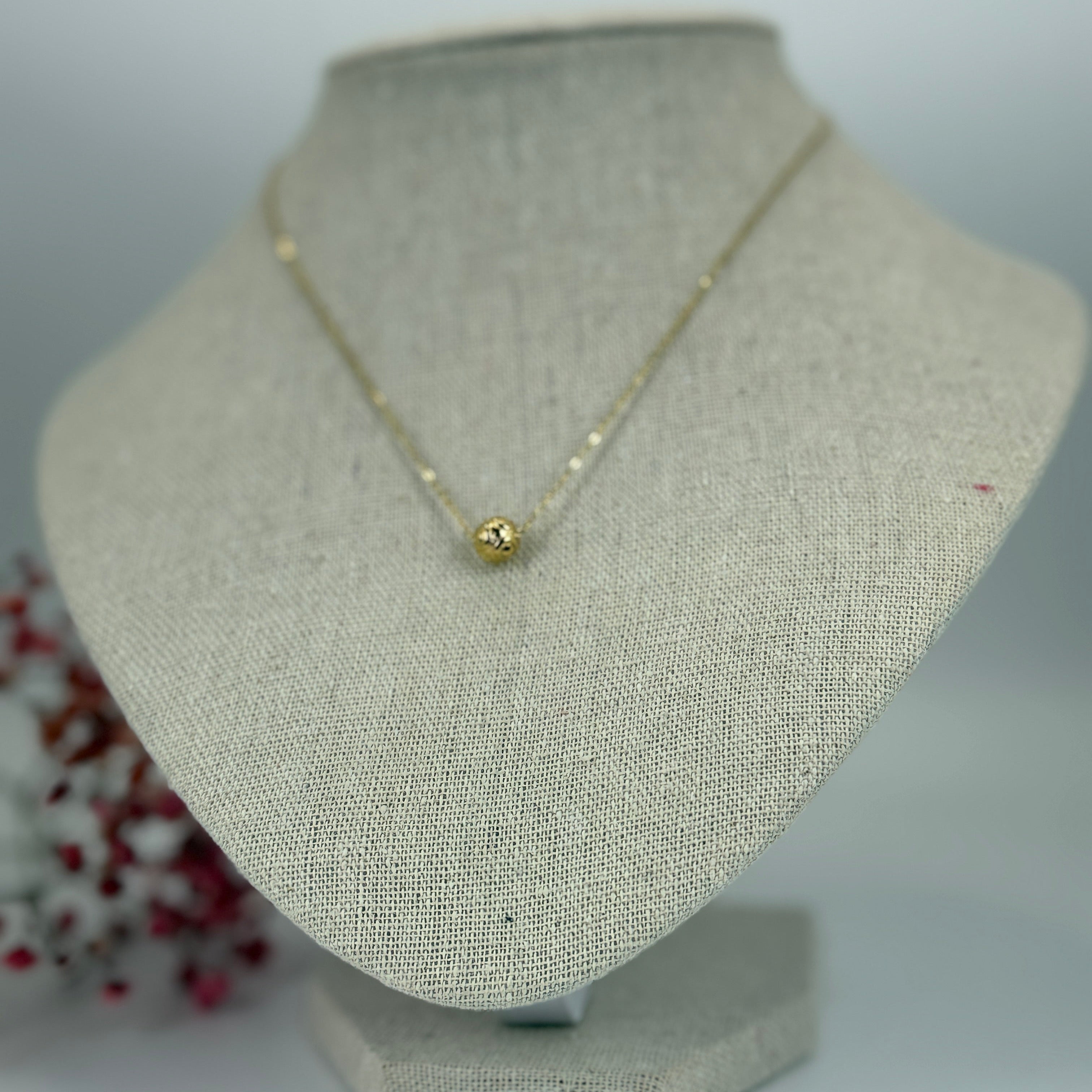 Feine goldfarbene Edelstahlkette mit zentraler Perle – minimalistischer und eleganter Schmuck.
