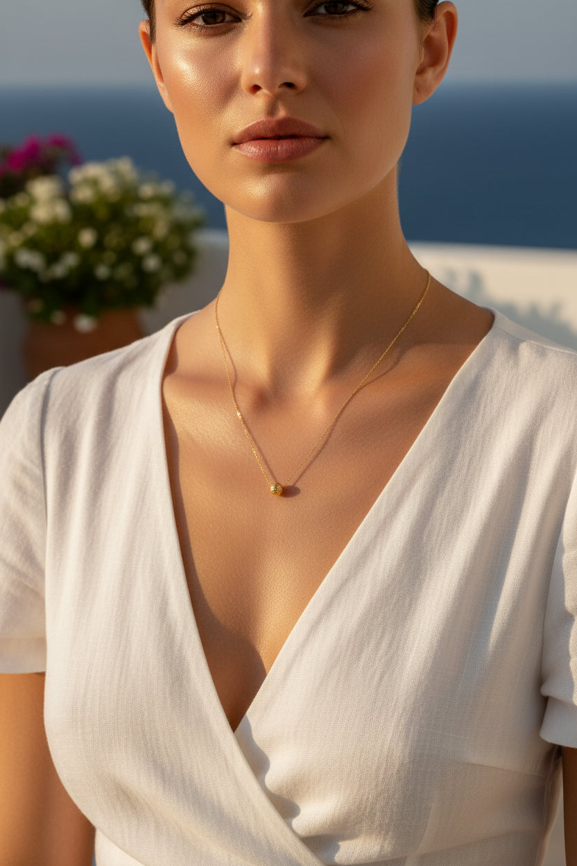 Collier fin en acier inoxydable doré avec perle centrale – Bijou minimaliste et élégant.