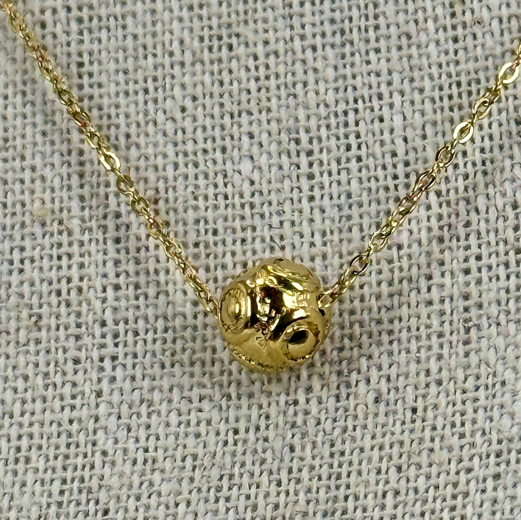 Feine goldfarbene Edelstahlkette mit zentraler Perle – minimalistischer und eleganter Schmuck.