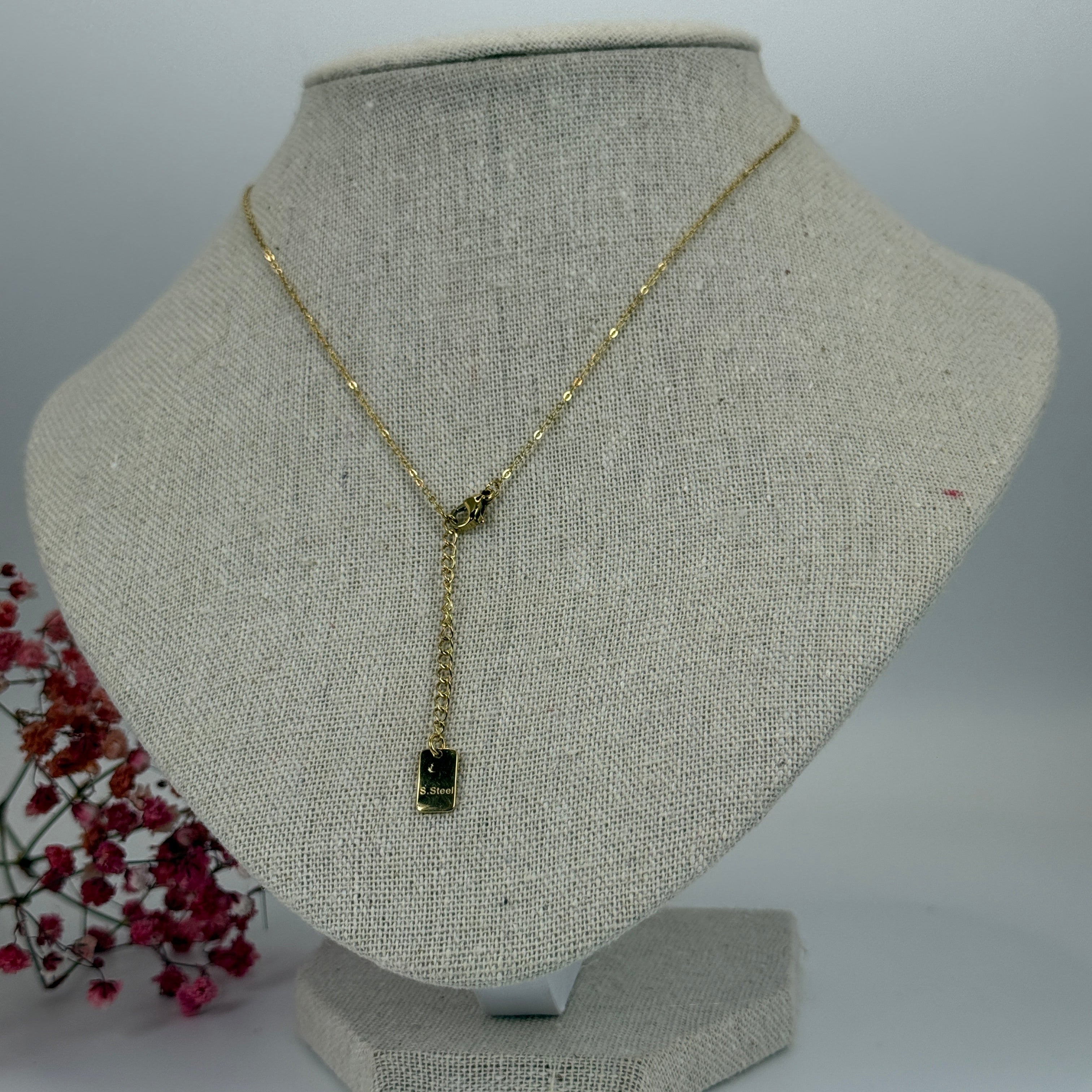 Feine goldfarbene Edelstahlkette mit zentraler Perle – minimalistischer und eleganter Schmuck.