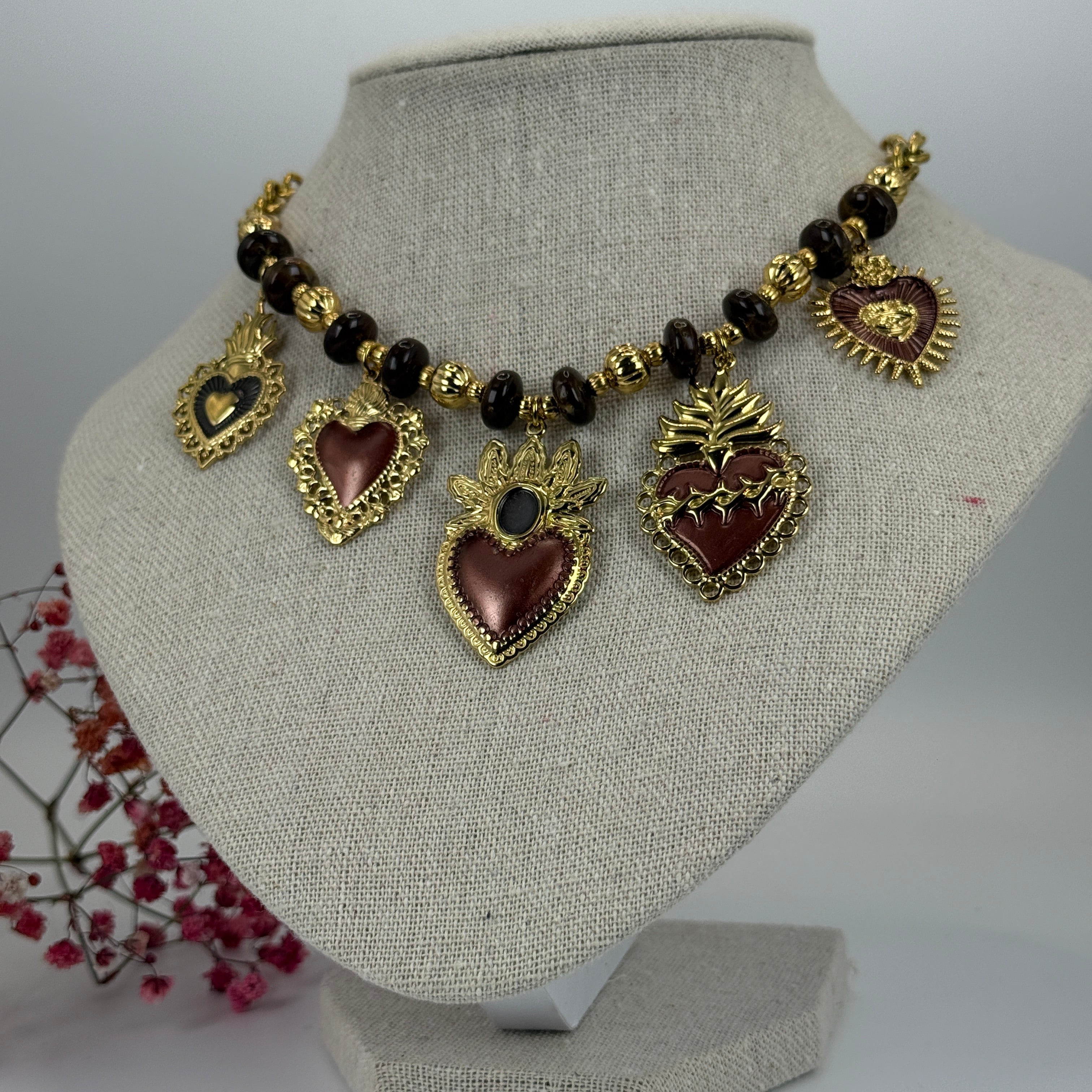 Collier réglable cœur doré et rouge – Style baroque & sacré, perles marron.
