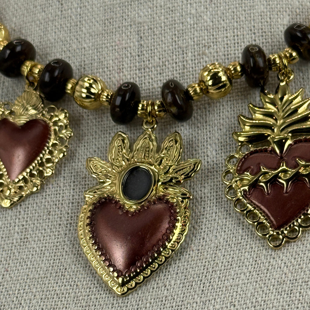 Collier réglable cœur doré et rouge – Style baroque & sacré, perles marron.