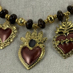 Collier réglable cœur doré et rouge – Style baroque & sacré, perles marron.