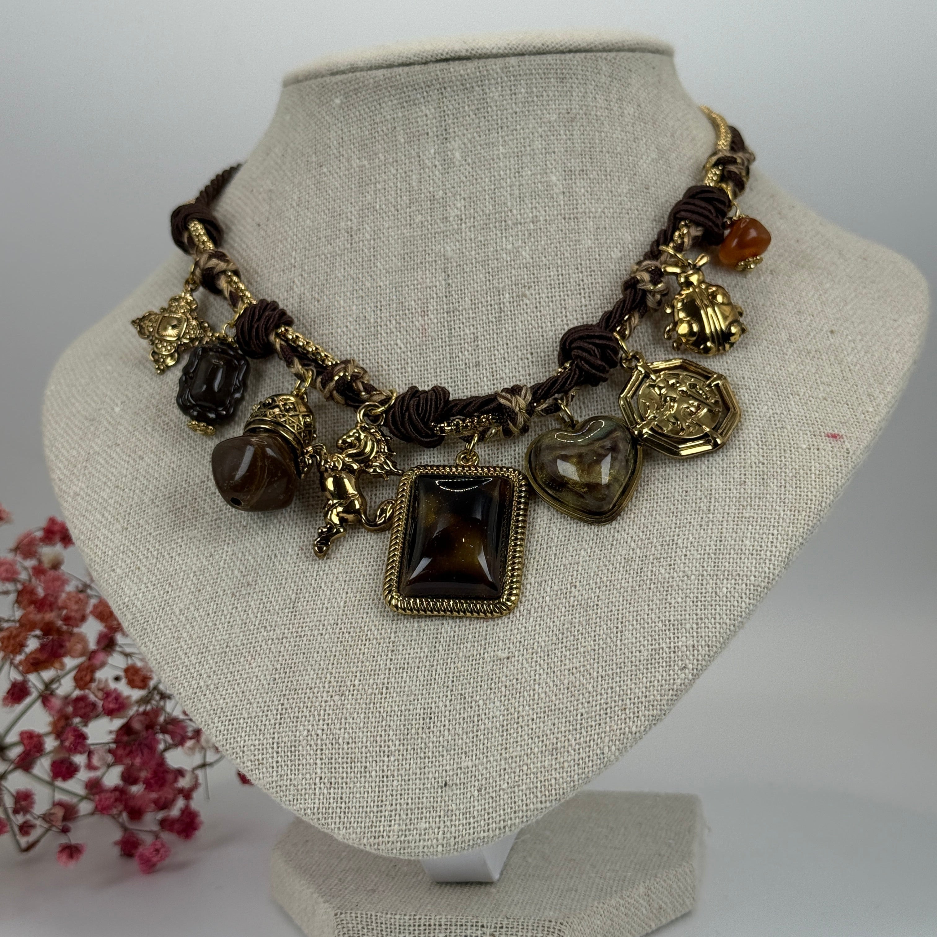 Verstellbare Vintage-Halskette mit goldenen Anhängern und braunen Perlen – Bohème-Chic-Stil