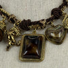 Collier vintage réglable avec breloques dorées et perles marron – Style bohème chic
