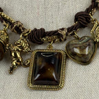 Verstellbare Vintage-Halskette mit goldenen Anhängern und braunen Perlen – Bohème-Chic-Stil