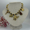 Verstelbare goudkleurige ketting met symbolische bedeltjes – Barok & talisman stijl.