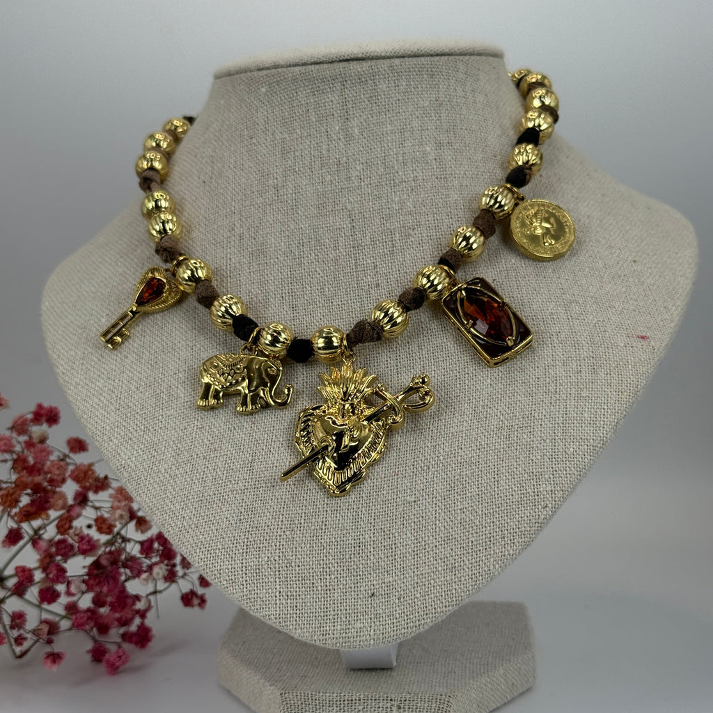 Verstellbare goldene Halskette mit symbolischen Anhängern – Barock- & Talisman-Stil.