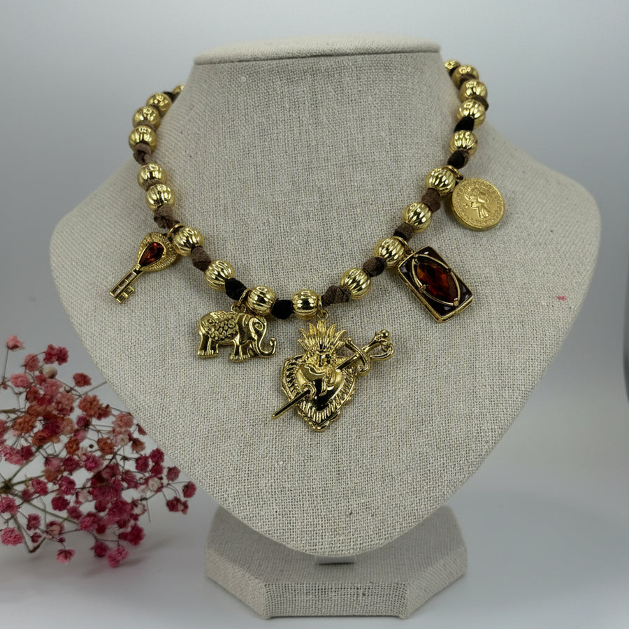 Verstelbare goudkleurige ketting met symbolische bedeltjes – Barok & talisman stijl.