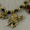 Verstelbare goudkleurige ketting met symbolische bedeltjes – Barok & talisman stijl.