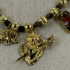 Verstellbare goldene Halskette mit symbolischen Anhängern – Barock- & Talisman-Stil.