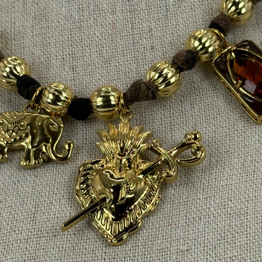 Verstelbare goudkleurige ketting met symbolische bedeltjes – Barok & talisman stijl.