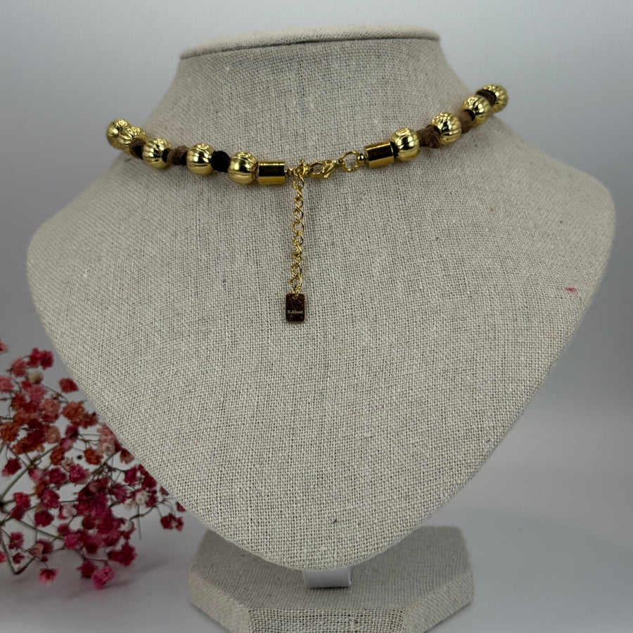 Verstelbare goudkleurige ketting met symbolische bedeltjes – Barok & talisman stijl.