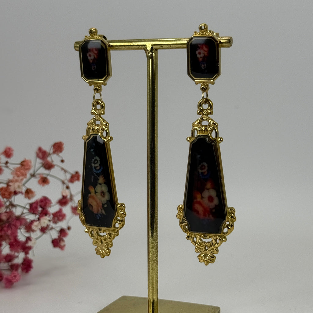 Boucles d’oreilles pendantes fleuries acier inoxydable – Noir & Or, style baroque chic.