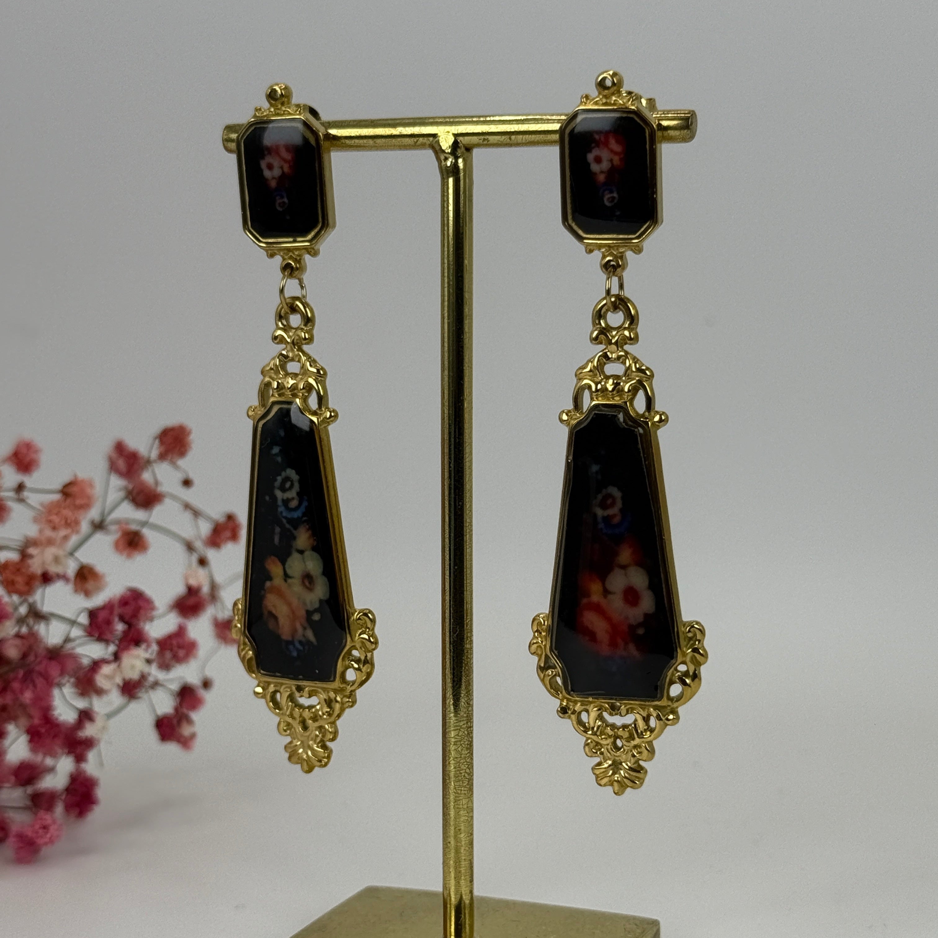 Ohrhänger mit Blumenmotiv aus Edelstahl – Schwarz & Gold, schicker Barockstil.