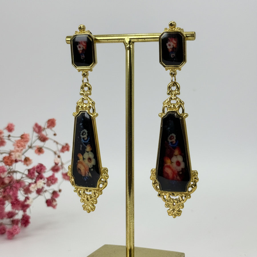 Boucles d’oreilles pendantes fleuries acier inoxydable – Noir & Or, style baroque chic.