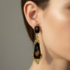 Boucles d’oreilles pendantes fleuries acier inoxydable – Noir & Or, style baroque chic.