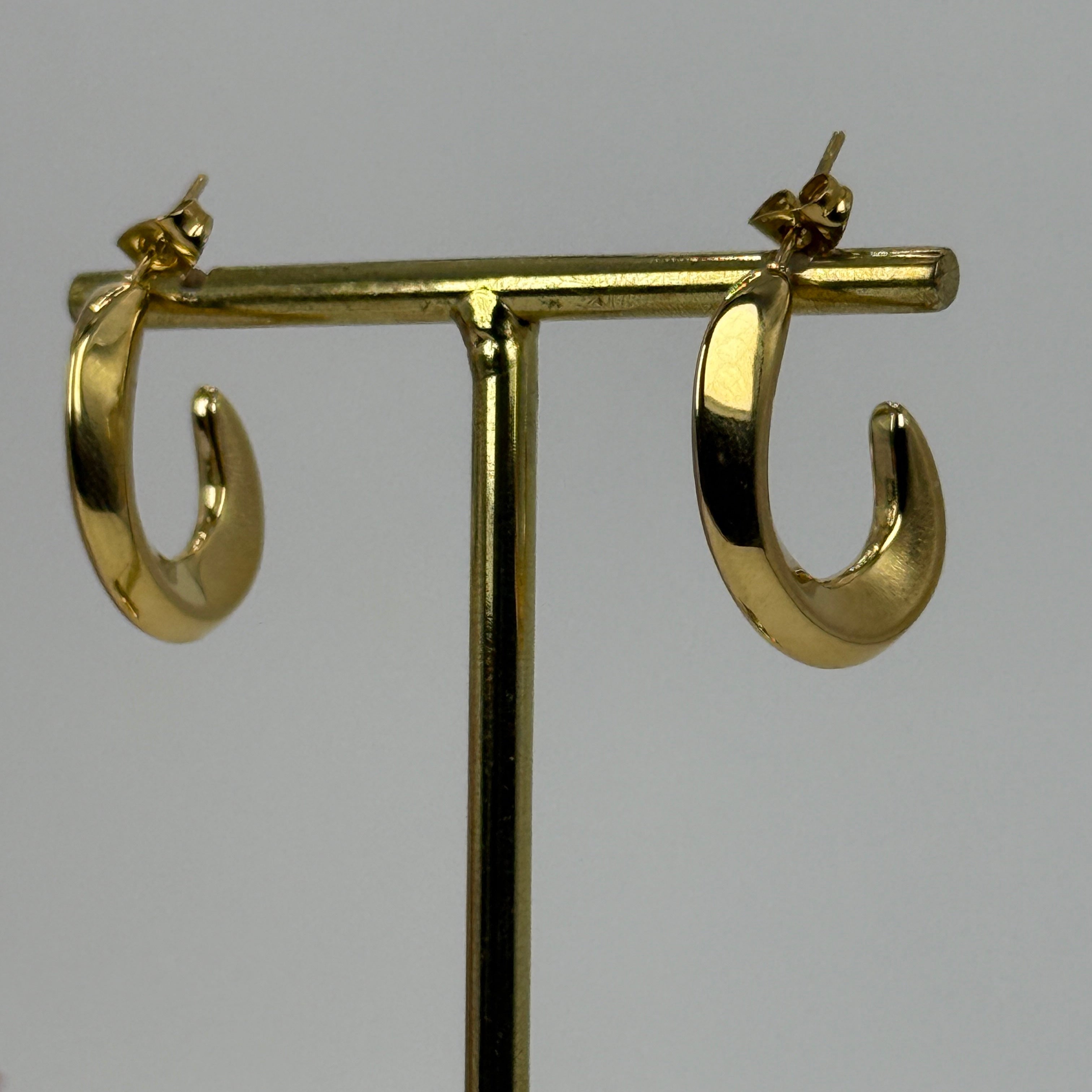 Ohrringe gedrehte Kreolen aus Edelstahl – Goldfarben, moderner Stil.