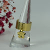Verstellbarer Ring mit goldfarbenem Blumenanhänger aus Edelstahl.