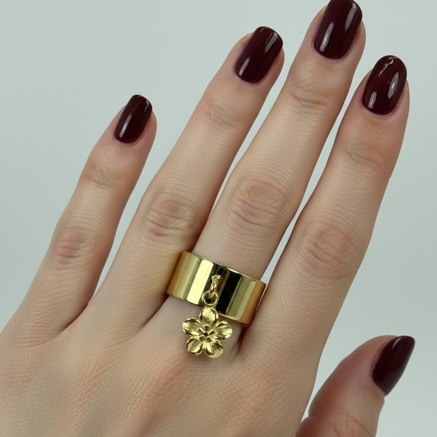 Verstellbarer Ring mit goldfarbenem Blumenanhänger aus Edelstahl.