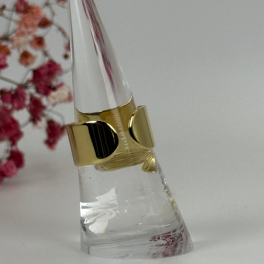 Verstellbarer Ring mit goldfarbenem Blumenanhänger aus Edelstahl.