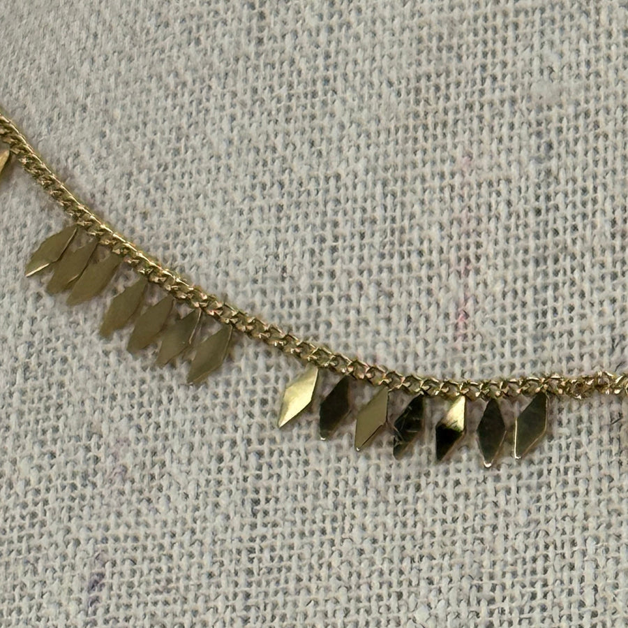 Verstellbare goldene Halskette aus Edelstahl – Feine Kette mit glänzenden Anhängern