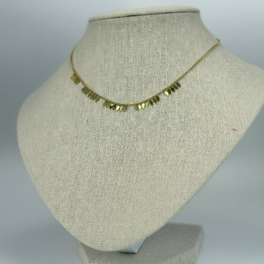 Verstellbare goldene Halskette aus Edelstahl – Feine Kette mit glänzenden Anhängern