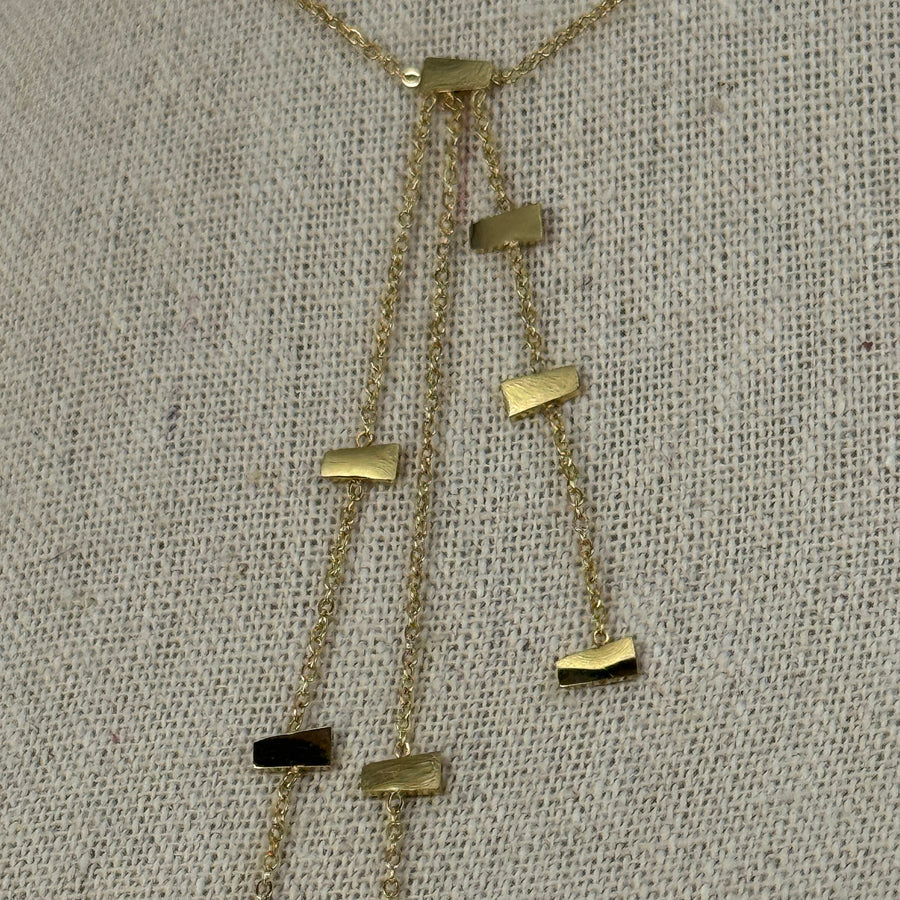 Y-Kette (Lariat) verstellbar aus Edelstahl – feine goldene Kette mit rechteckigen Anhängern.