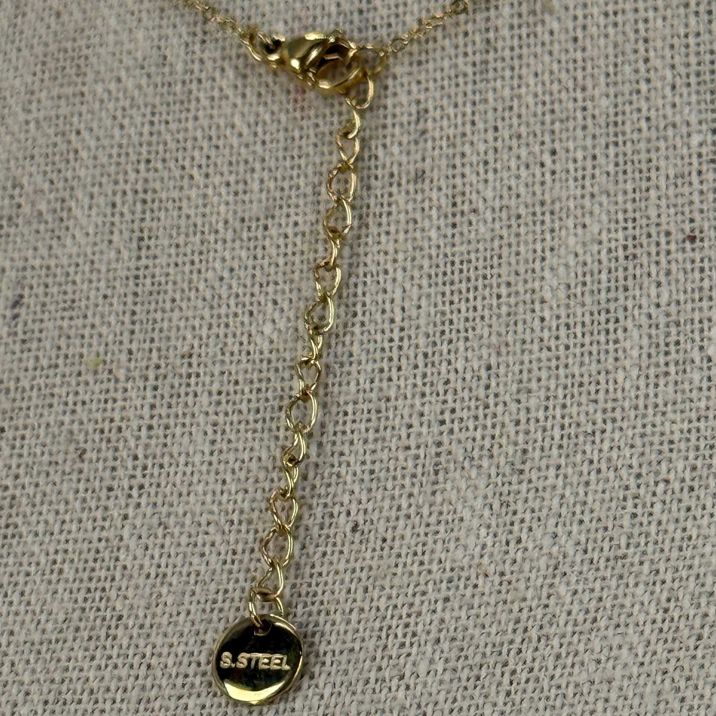 Collier Y (lariat) réglable en acier inoxydable – Chaîne fine dorée avec pendants rectangles.