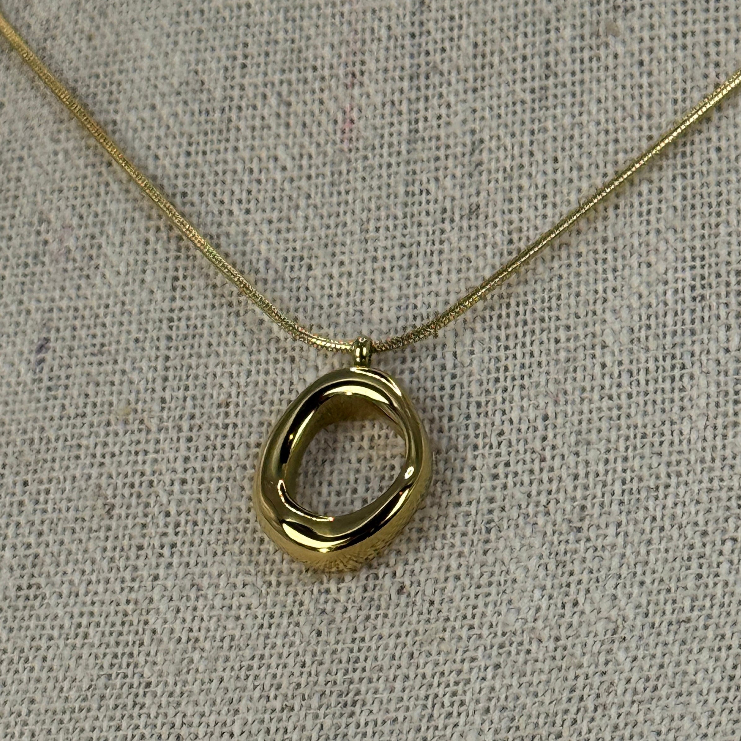 Collier doré en acier inoxydable – Pendentif ovale élégant – Chaîne réglable résistante à l’eau.