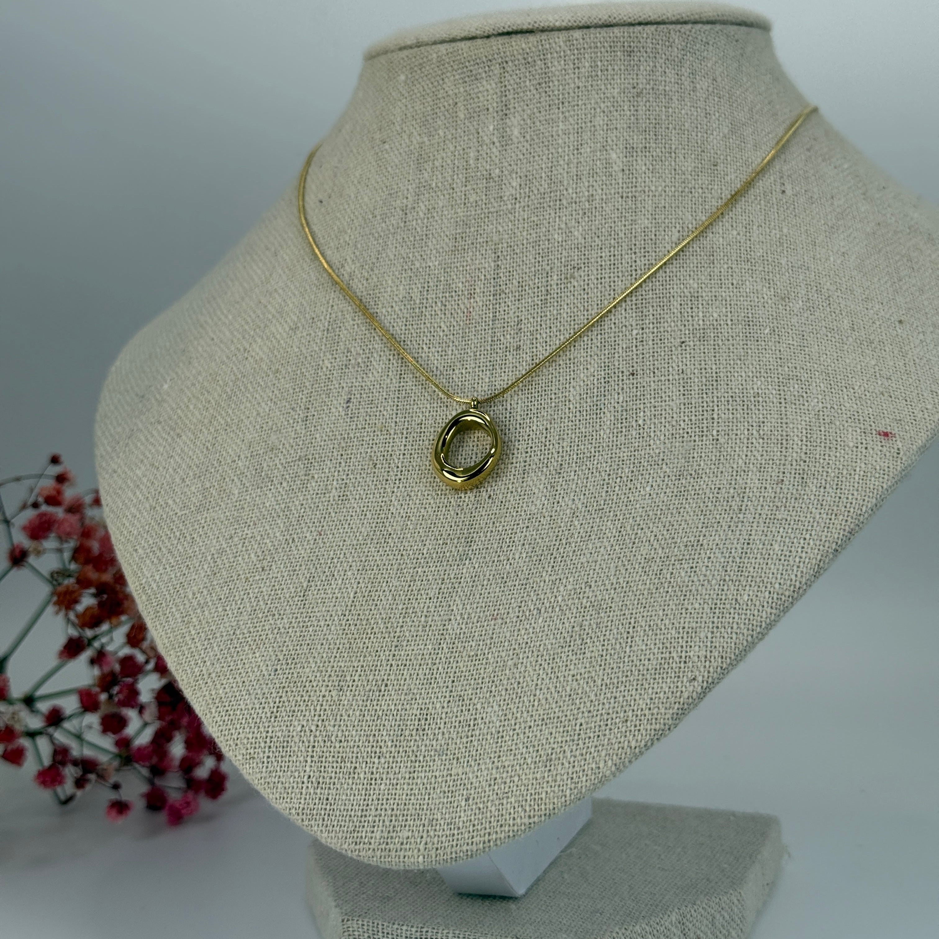 Collier doré en acier inoxydable – Pendentif ovale élégant – Chaîne réglable résistante à l’eau.