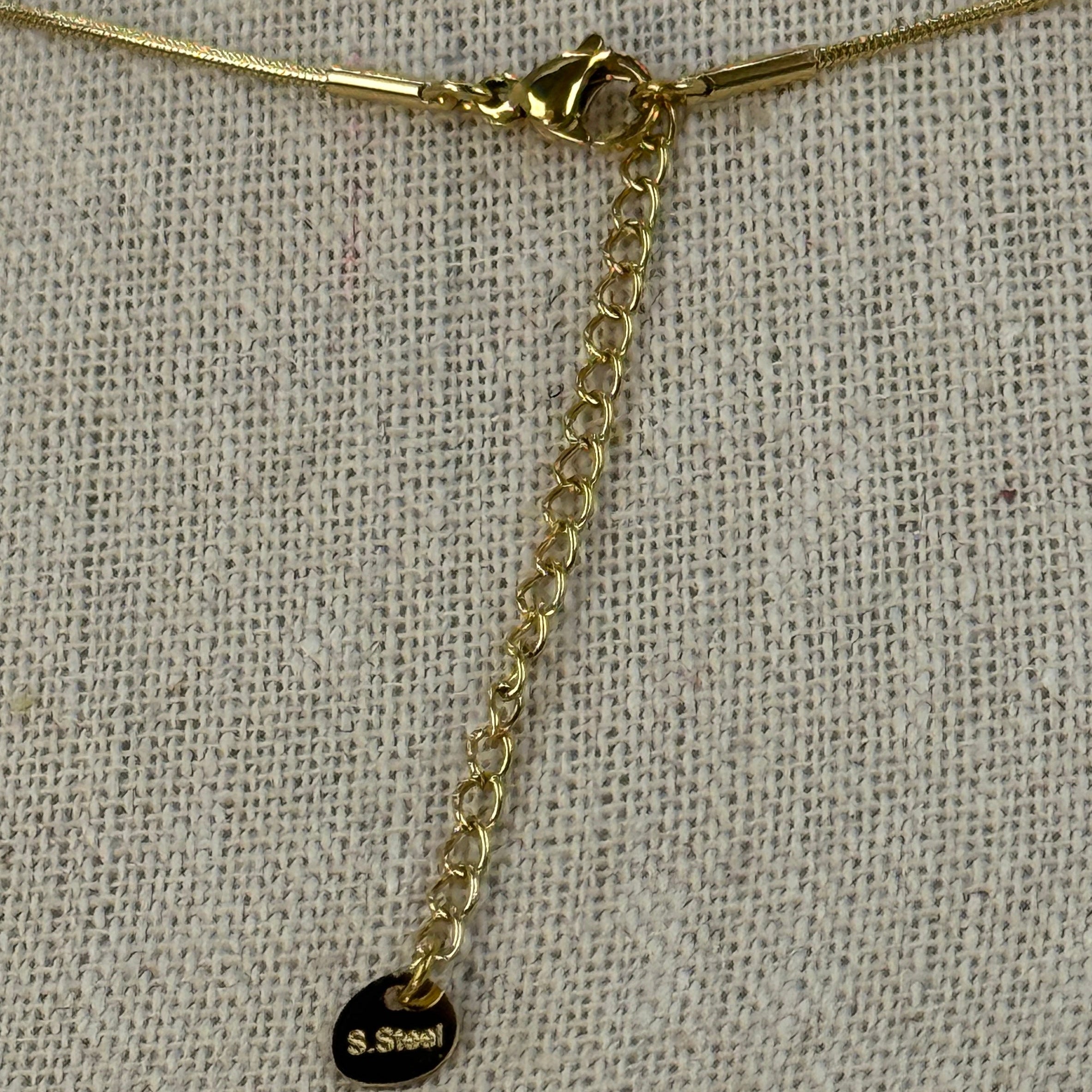 Collier doré en acier inoxydable – Pendentif ovale élégant – Chaîne réglable résistante à l’eau.
