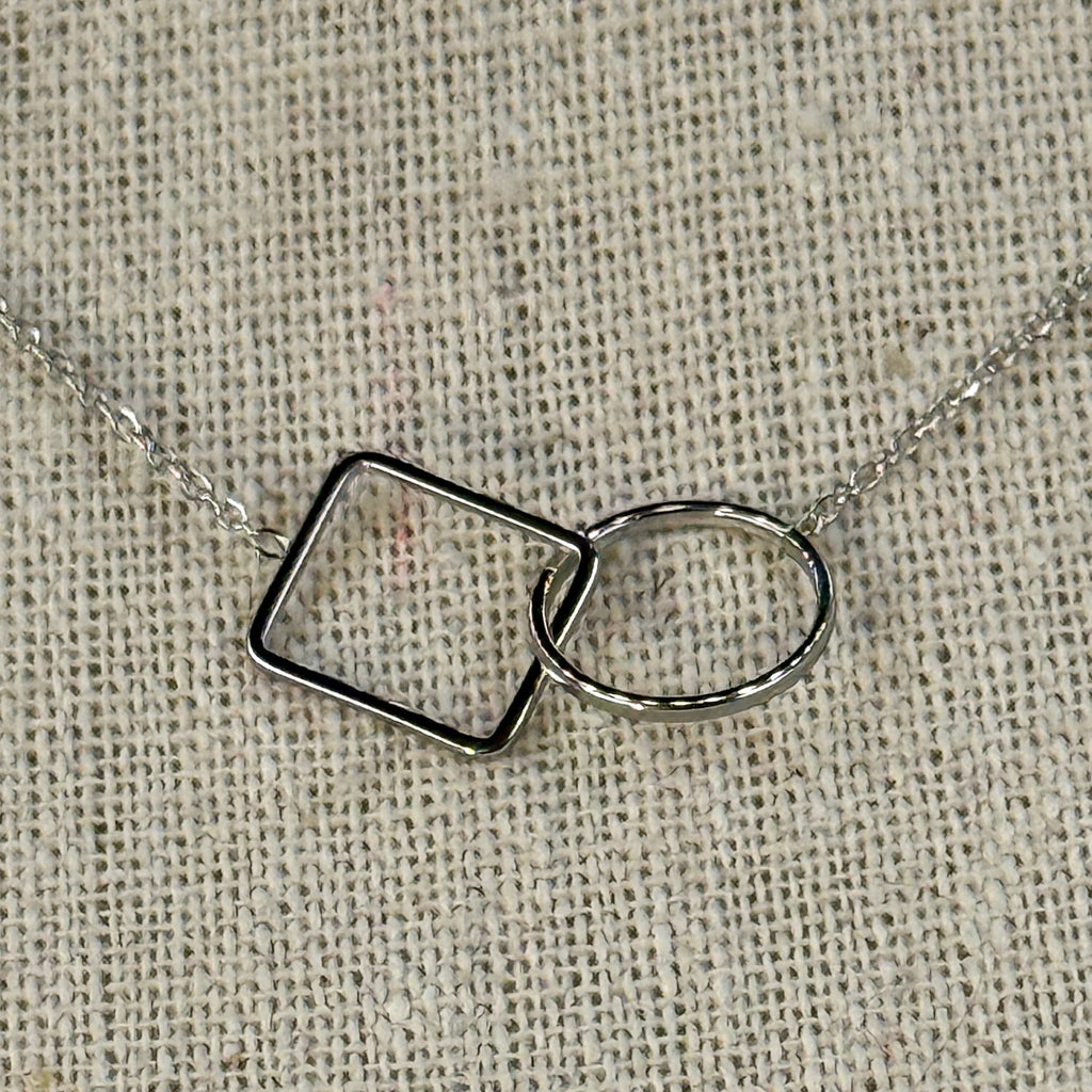 Silberne Edelstahlkette – Geometrischer Anhänger (Quadrat & Kreis) – Verstellbare, feine Kette