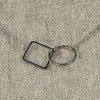 Silberne Edelstahlkette – Geometrischer Anhänger (Quadrat & Kreis) – Verstellbare, feine Kette